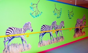 En hel væg med zebraer i løb